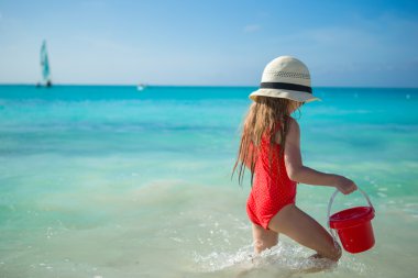 Karayipler tatil sırasında kumsalda oynarken mutlu küçük kız