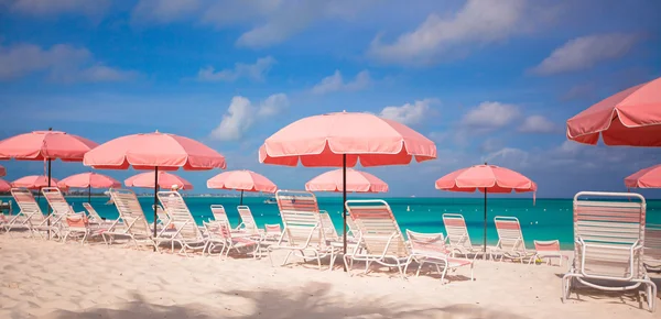 Paradies Blick auf tropischen leeren Sandstrand mit Sonnenschirm und Liegestuhl — Stockfoto