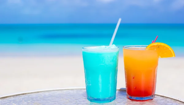 Close up Blue Curacao and Mango cocktail on the white sandy beach — Stock Photo, Image