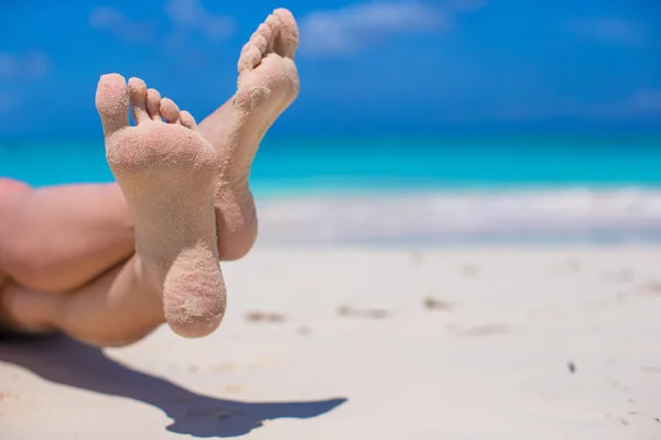 Primer plano de los pies femeninos en la playa de arena blanca —  Fotos de Stock