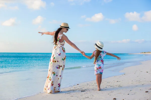 Schöne Mutter und ihre entzückende kleine Tochter genießen den Sommerurlaub — Stockfoto