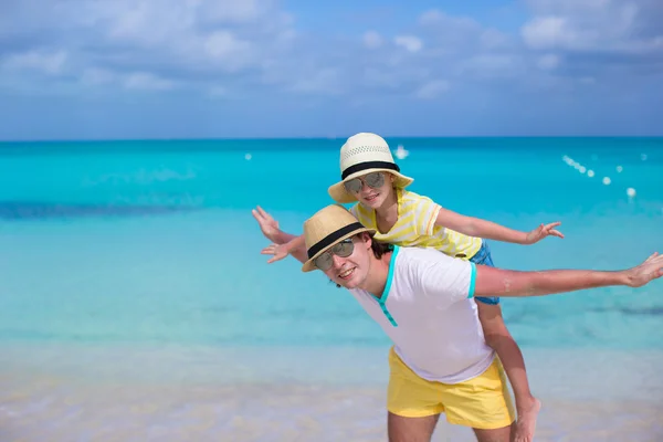 Glücklicher Vater und seine entzückende kleine Tochter haben Spaß am tropischen Strand — Stockfoto