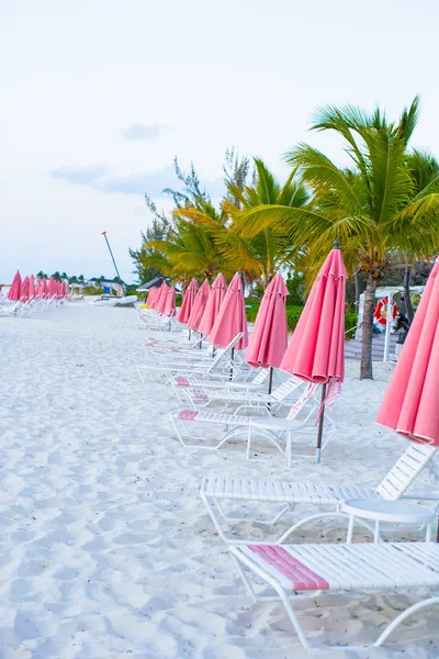 Paraíso vista de plage arenoso vazio tropical com guarda-chuva e cadeira de praia — Fotografia de Stock