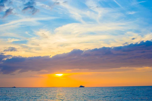 Segelboot bei Sonnenuntergang auf der Insel Providenciales — Stockfoto