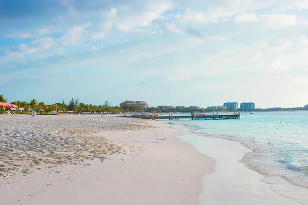 Playa blanca perfecta con agua turquesa en la hermosa isla —  Fotos de Stock