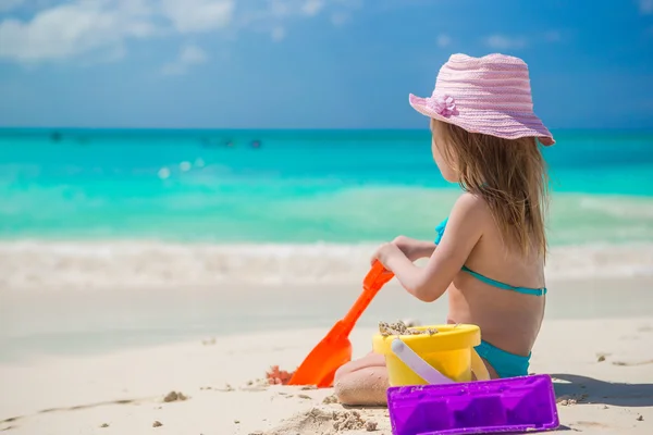 Urocza dziewczynka bawiąca się zabawkami na wakacjach na plaży — Zdjęcie stockowe