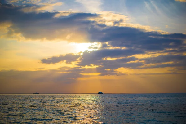 Atemberaubend schöner Sonnenuntergang an einem exotischen karibischen Strand — Stockfoto