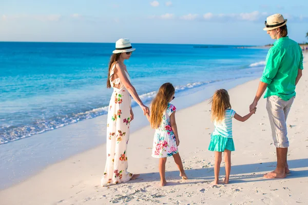Jonge gezin met twee kinderen op tropische vakantie in de avond — Zdjęcie stockowe