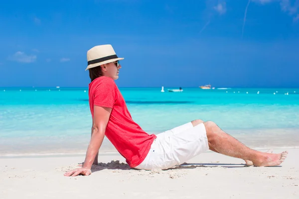 Hombre joven disfrutando de vacaciones de verano en la playa tropical — Foto de Stock