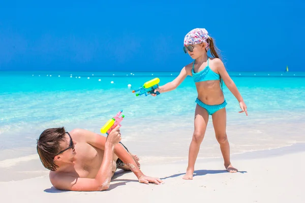 Feliz padre y su adorable hijita en la playa tropical divirtiéndose — Foto de Stock