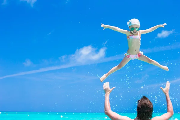 Glücklicher Vater spielt mit kleiner Tochter im perfekten Meer — Stockfoto