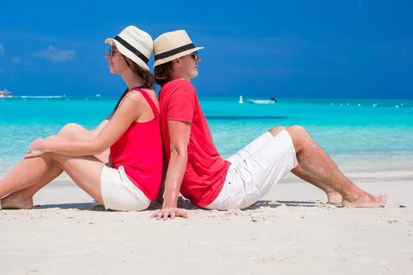 快乐的年轻夫妇，在热带的白色海滩上 — 图库照片