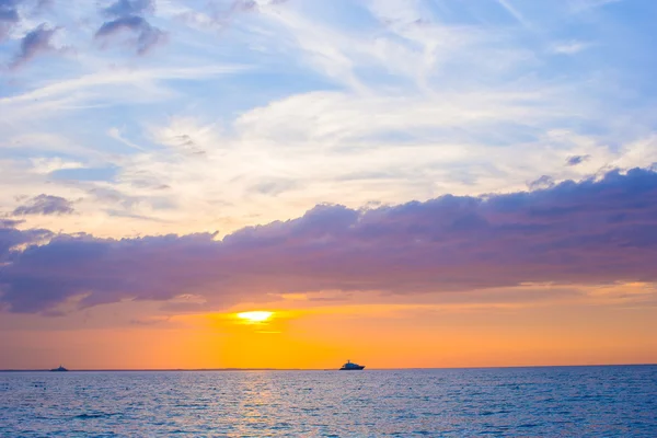 Barco à vela ao pôr do sol na ilha Providenciales — Fotografia de Stock