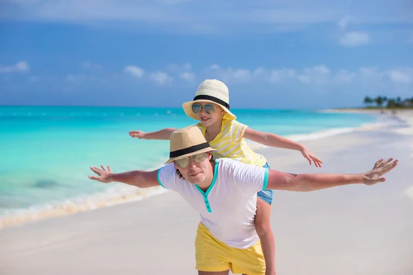 快乐的父亲和他可爱的小女儿在地处热带的海滩玩得开心 — 图库照片