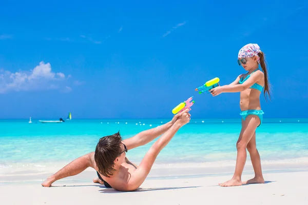 Lycklig far med sin lilla unge njuta av strandsemester — Stockfoto