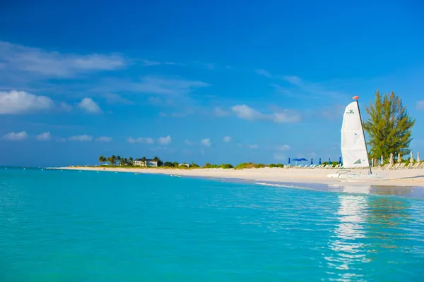 Playa blanca perfecta con agua turquesa en el Caribe —  Fotos de Stock