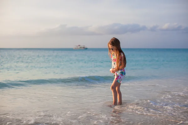 Rozkošná holčička na tropické pláži s bílým — Stock fotografie