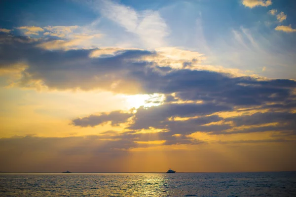 Impressionante belo pôr do sol em uma praia caribenha exótica — Fotografia de Stock