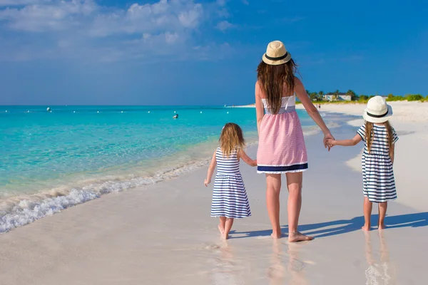 Junge Mutter und zwei ihrer Modekinder am exotischen Strand an einem sonnigen Tag — Stockfoto