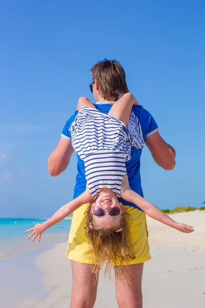 Buon papà divertirsi con la sua piccola ragazza carina alla spiaggia perfetta — Foto Stock