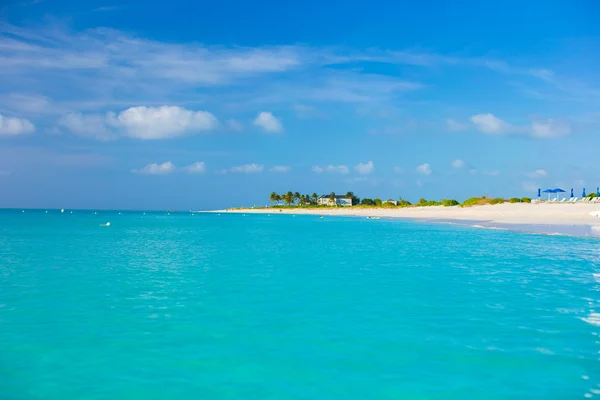 Идеальный белый пляж с бирюзовой водой на Карибах — стоковое фото
