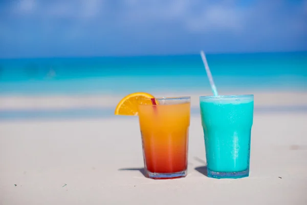 Close up Blue Curacao and Mango cocktail on the white sandy beach — Stock Photo, Image