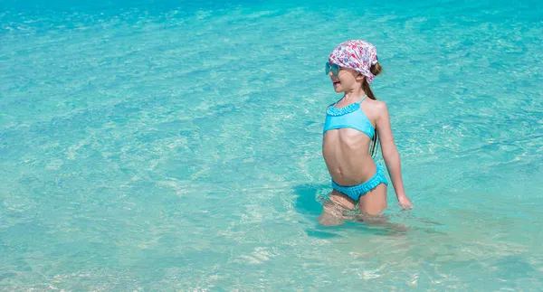 Rozkošná holčička v moři na tropické pláži dovolenou — Stock fotografie