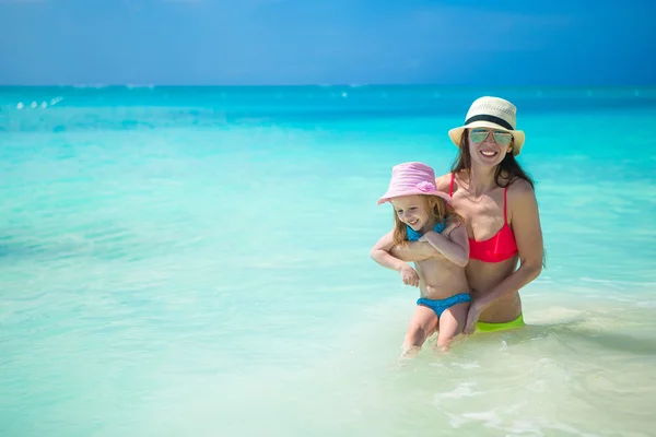 Matka s dcerou roztomilý bavit na letní prázdniny — Stock fotografie