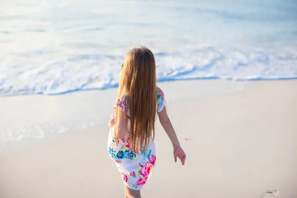 Αξιολάτρευτο μικρό κορίτσι με τα πόδια στο λευκό τροπική παραλία — Φωτογραφία Αρχείου