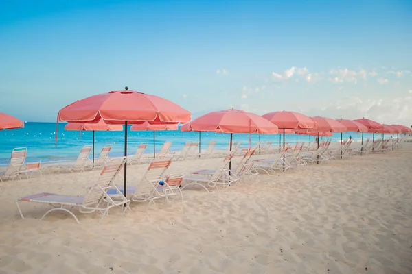 Paradise view of tropical empty sandy beach umbrella — Stock Photo, Image