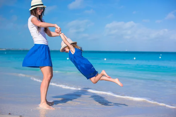 Happy mother and her adorable little daughter enjoy summer vacation — Stock Photo, Image