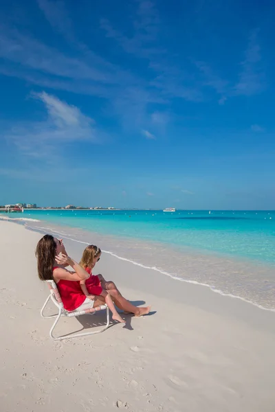 母亲和女儿放松在地处热带的海滩 — 图库照片