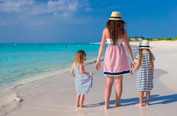 Back view of mother and little daughters enjoy summer vacation — Stock Photo, Image