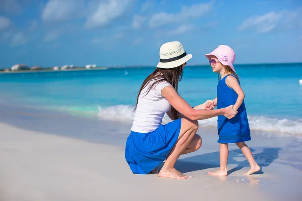 Young mother and adorable little daughter have fun at tropical beach — Stock Photo, Image