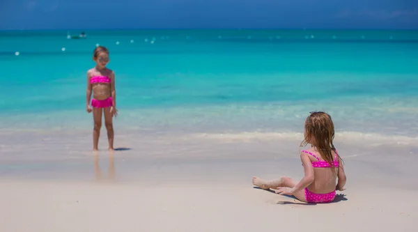 Little cute girls walking on white beach during vacation — Stock Photo, Image