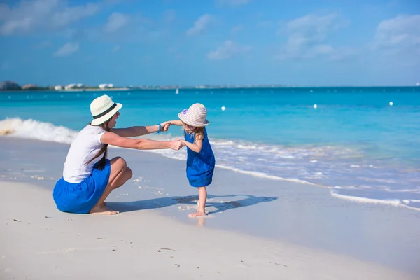 Madre joven y adorable hija durante las vacaciones de verano — Foto de Stock