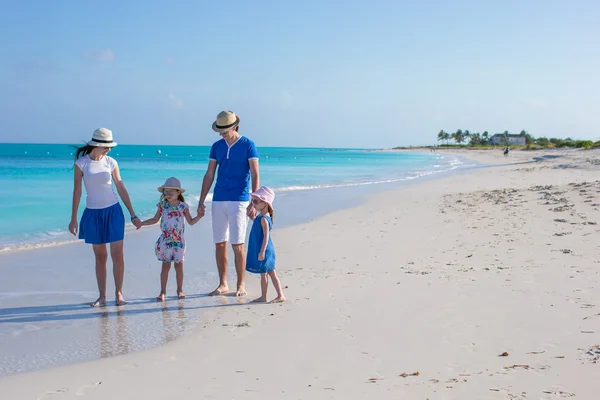 Glückliche Familie mit zwei Kindern im Sommerurlaub — Stockfoto