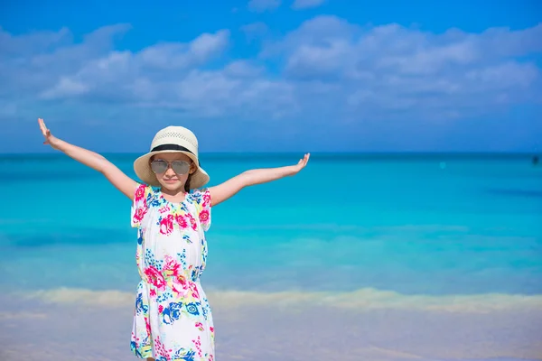Αξιολάτρευτο κοριτσάκι στην Λευκή παραλία κατά τη διάρκεια των θερινών διακοπών — Φωτογραφία Αρχείου