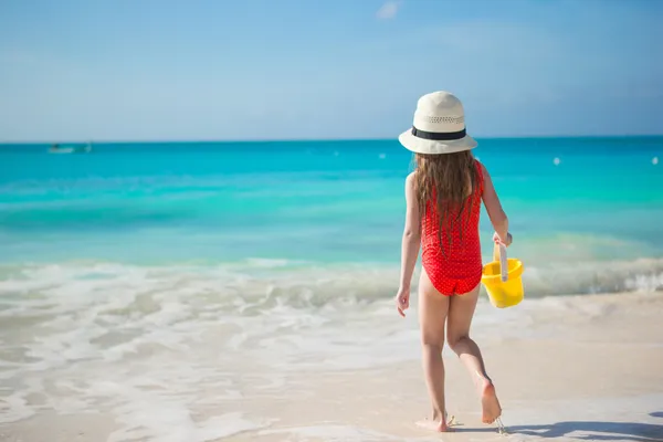 Karayipler tatil sırasında kumsalda oynarken mutlu küçük kız — Stok fotoğraf