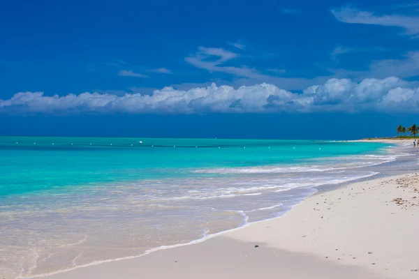 Praia branca perfeita com água azul-turquesa na ilha ideal — Fotografia de Stock