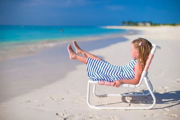 Entzückendes kleines Mädchen im Strandkorb während der Sommerferien — Stockfoto