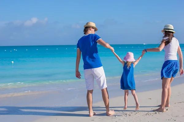 Feliz familia de tres disfrutando de vacaciones en la playa — Foto de Stock