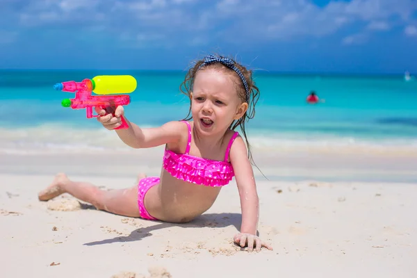 Glückliches kleines Mädchen spielt im Urlaub mit Spielzeug am Strand — Stockfoto