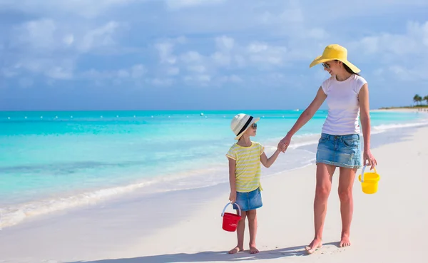 Little adorable girl and young mother playing at tropical beach — Stock Photo, Image