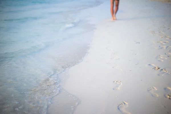 Huellas humanas en la playa de arena blanca — Foto de Stock