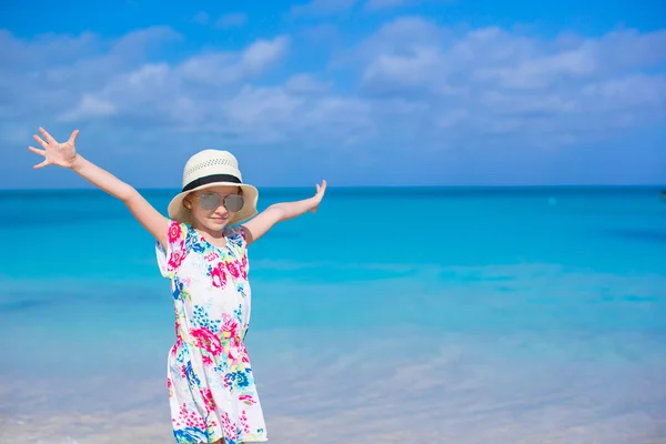 Красивая маленькая девочка на белом пляже во время летних каникул — стоковое фото