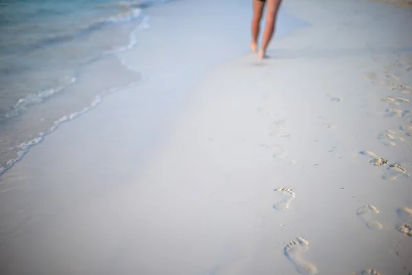 Menschliche Fußabdrücke am weißen Sandstrand — Stockfoto