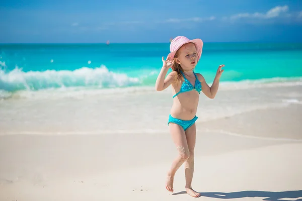 Adorable little girl in hat at beach during caribbean vacation — Stock Photo, Image