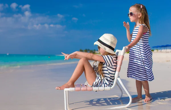 Little cute girls on white beach during vacation — Stock Photo, Image