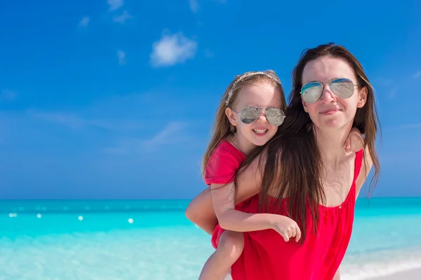 Jovem mãe e filha se divertem na praia tropical — Fotografia de Stock